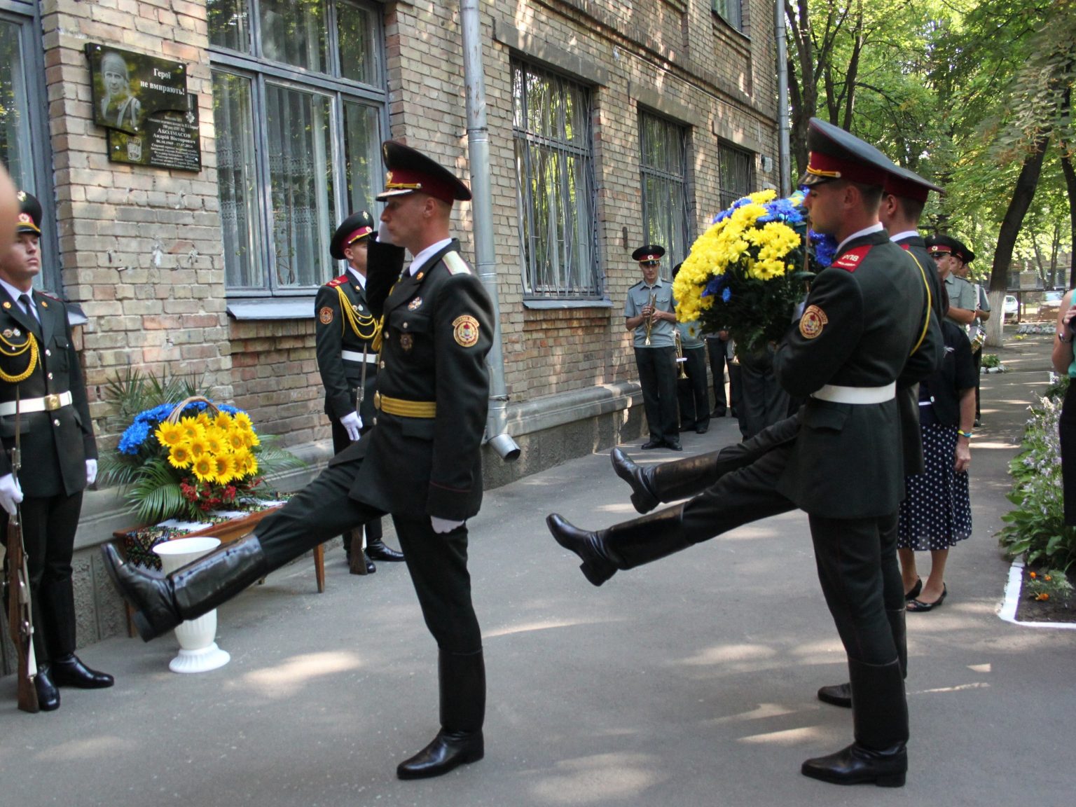 Урочисте відкриття меморіальної дошки присвяченої Аболмасову А.В. Герой загинув 17 серпня 2014 року, захищаючи життя бойових побратимів.